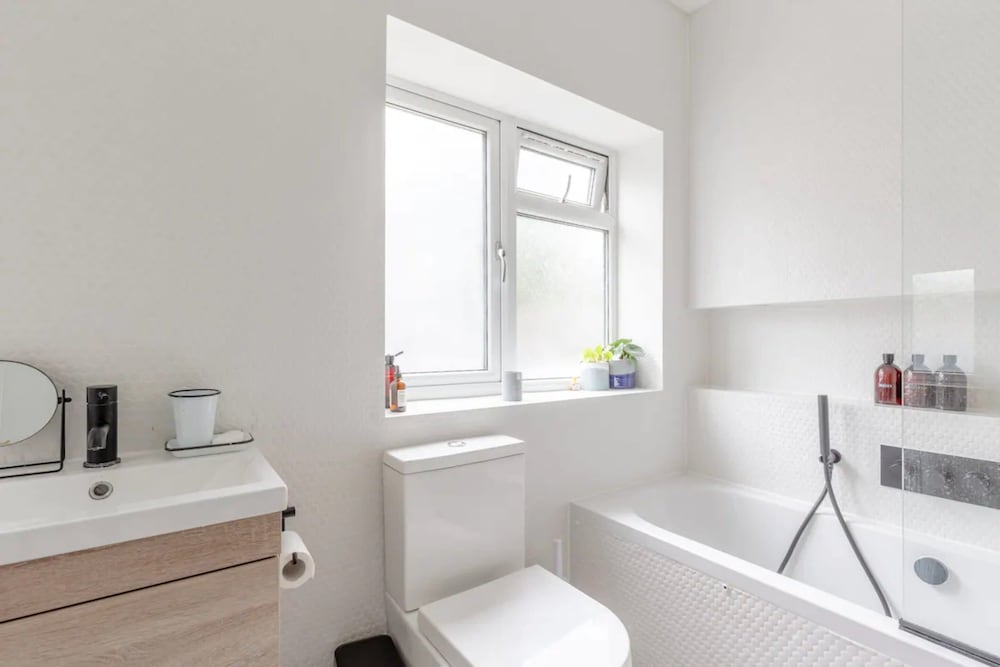 Newly Renovated 2 Bedroom Apartment in Earlsfield With Garden