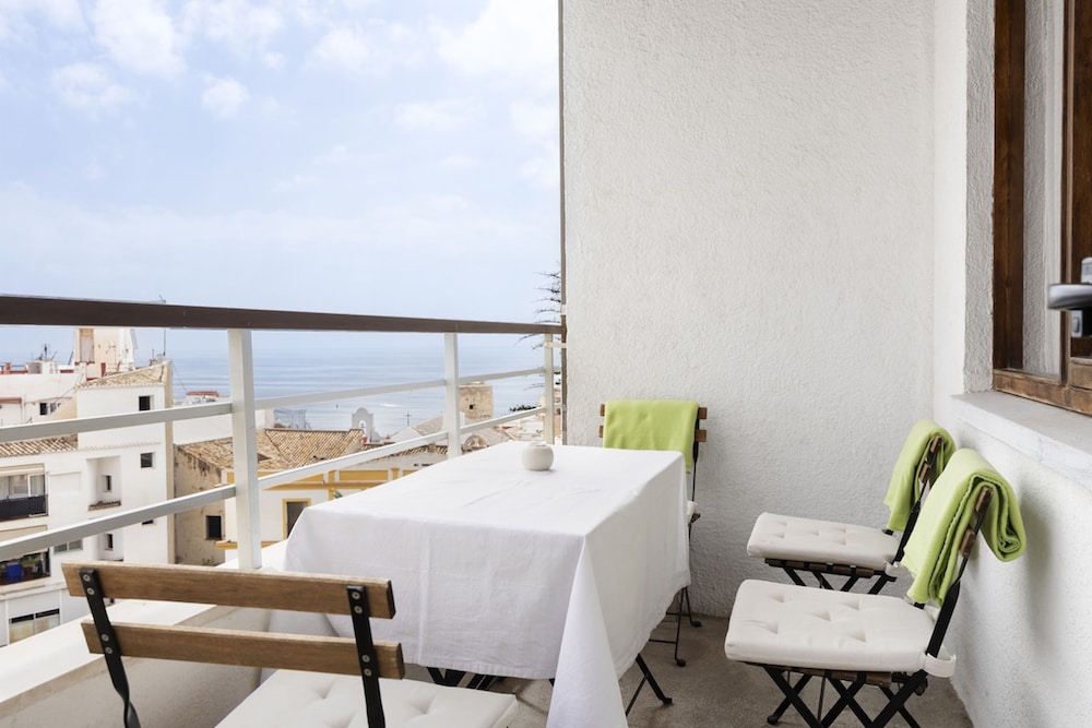 Prime Location Apartment With Seaviews