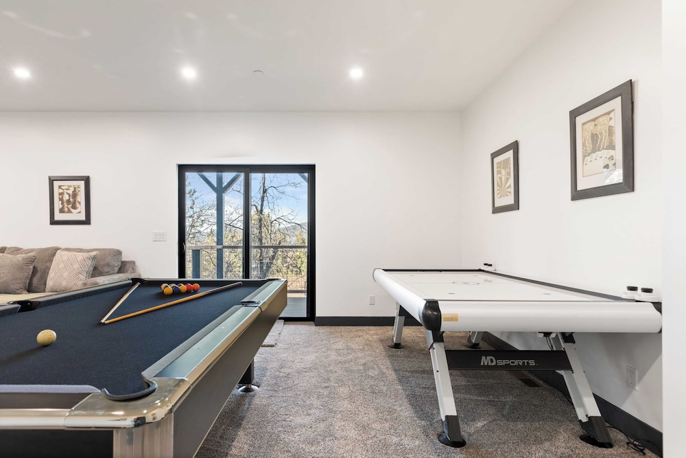 Modern Lodge Near Lake, Village, & Snow Summit Game Room, Decks, Firepit, Views