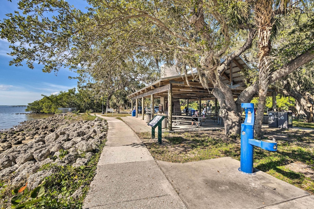 Tropical Port Charlotte Cottage - Walk to Bay! view 4