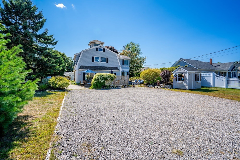 Beachwood Getaway Sleeps 10!
