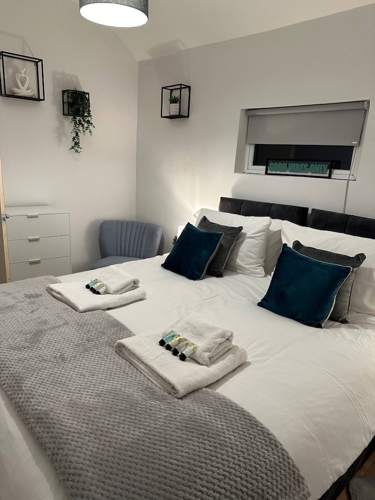 3 bed Chill Glouc With 3 Bedrooms and 1 Bathrooms