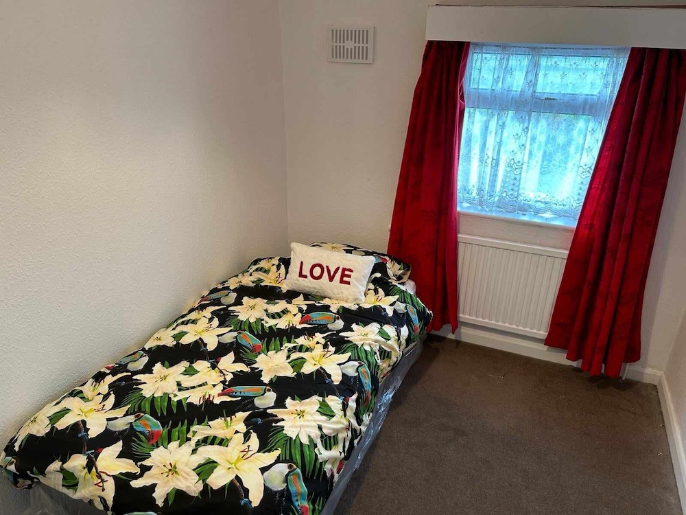 Stunning 3-bed House in Burnley view 3