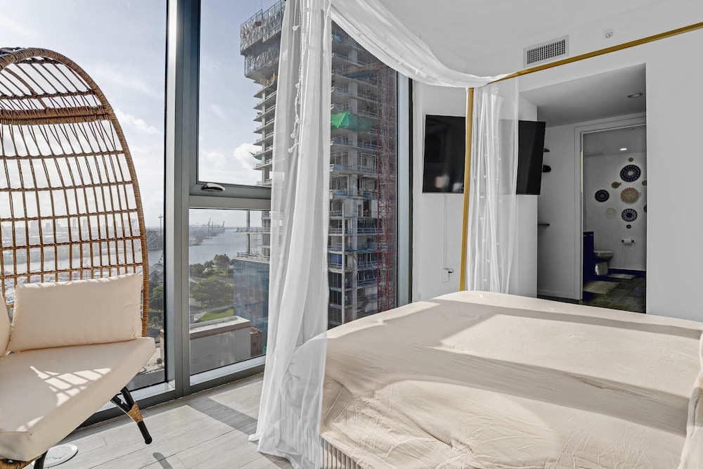 CBD Luxepad 2b2b With City Bay Views Gym Lounge