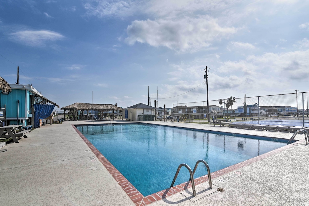 Private Pool, Deck & Patio: Galveston Oasis!