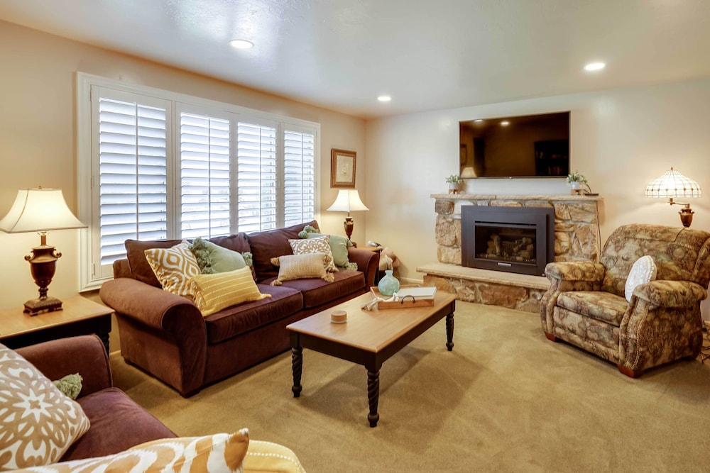 Updated Ranch Apartment w/ Deck - 9 Mi to Downtown - Property Image 14