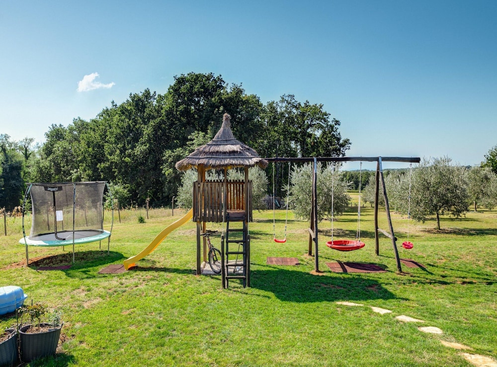Villa in Srebrnici With Pool Near Marea Beach