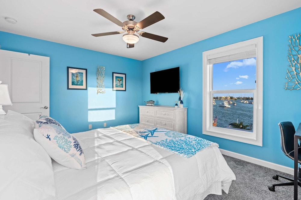 Mermaid Manor Waterfront Haven w Hot Tub Dock