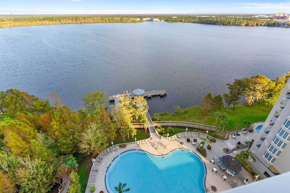 Luxury Condo w/ Huge Private Balcony on Lake Bryan