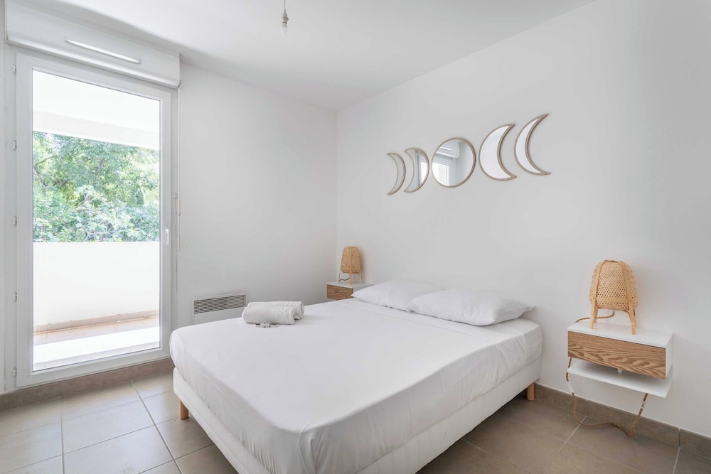 2 Bedroom Apartment With Balcony 10th arr