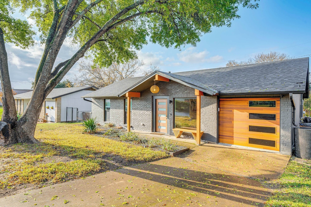 2 Mi to Dtwn: Austin Getaway w/ Natural Pool