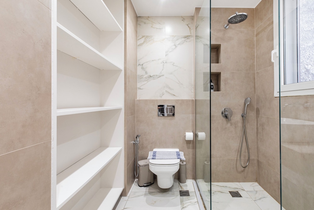 Attica - Captivating 2-Bedroom Apt & Balcony in Athens