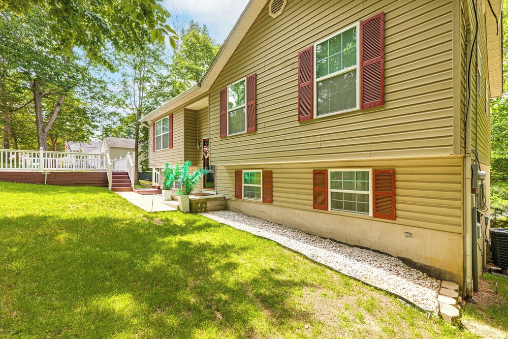 Walk to Beach: Elegant Escape in Lusby!