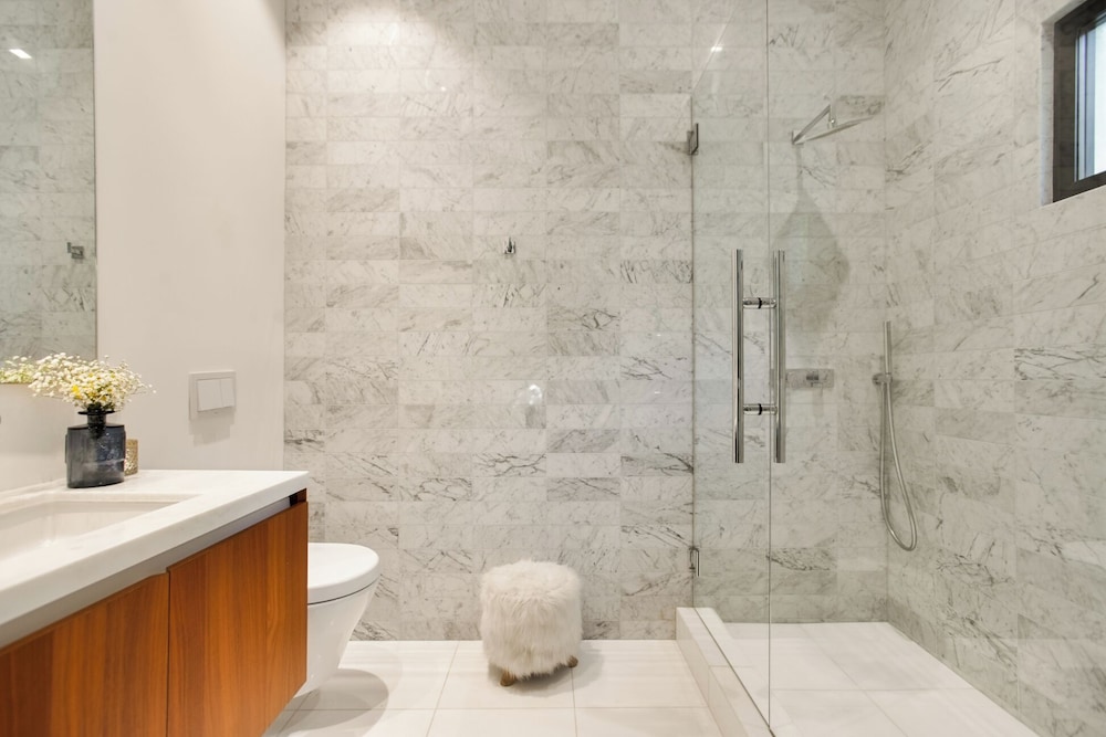 Belfast Estate - Mid-century Meets Modern - Luxe Poolside Villa