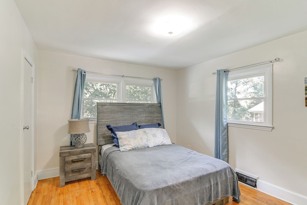 6 Mi to Uptown: Pet-friendly Home in Charlotte