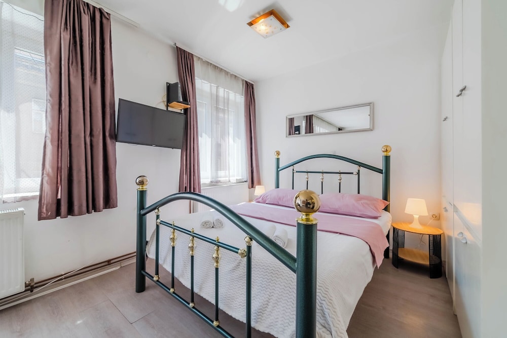 Charming Downtown Studio