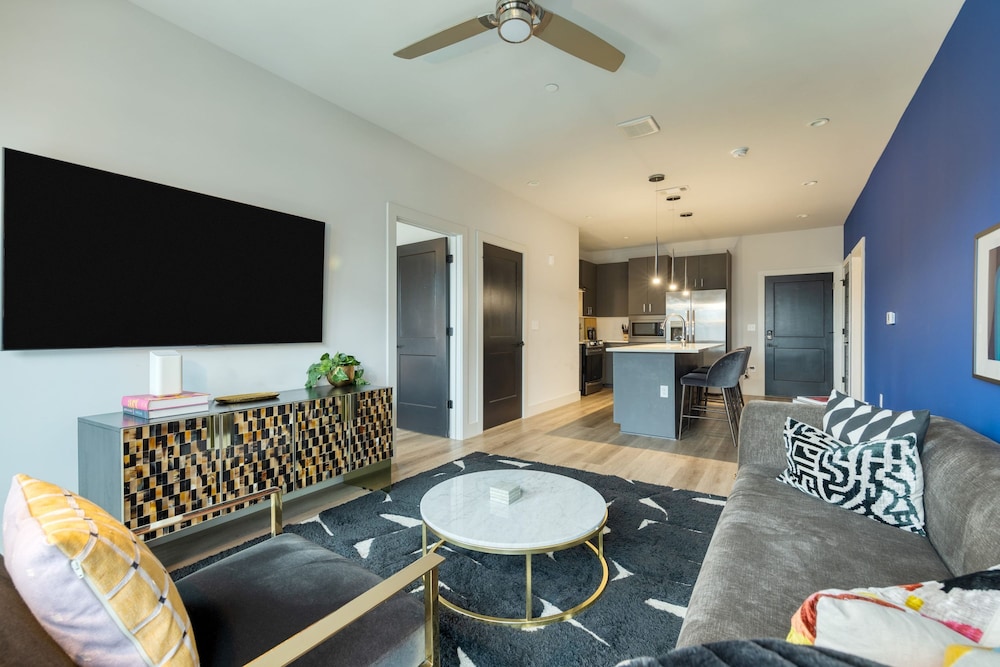 Wonderstruck Walkable Midtown Location at Odyssey Pool BBQ Fitness Room