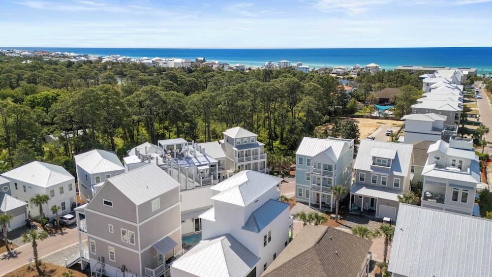 Mins to Beach Access + Pet-friendly + Golf Cart 30A White Sands by Avantstay
