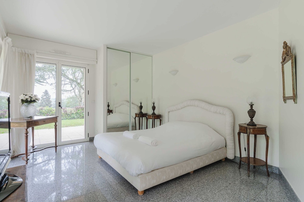 Luxury Haven With Pool, Tennis and Large Garden view 3