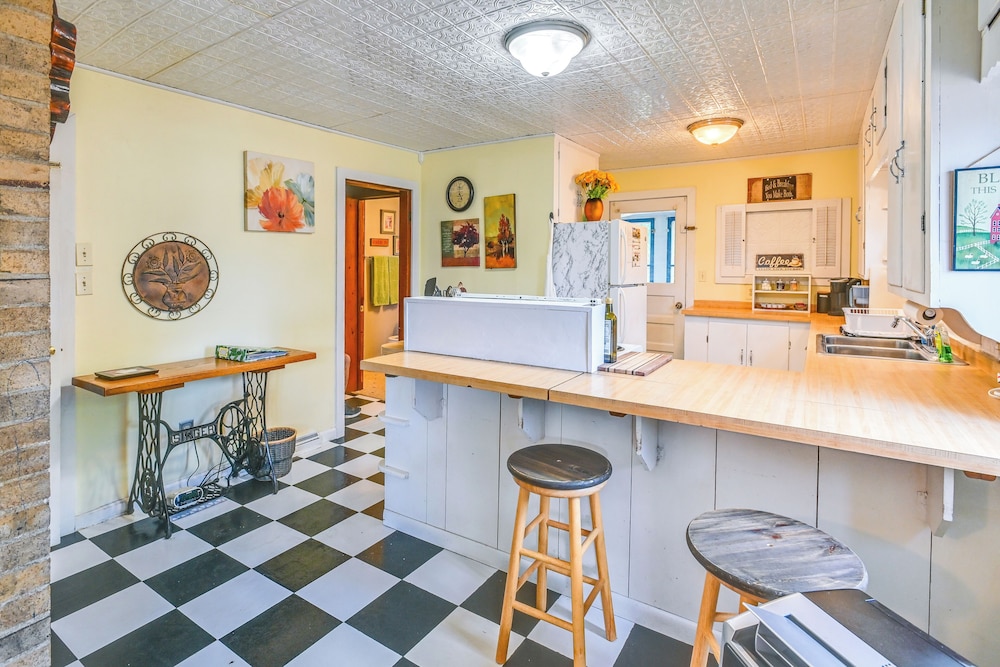 Boat & Unwind! Charming Atwood Lake Farmhouse
