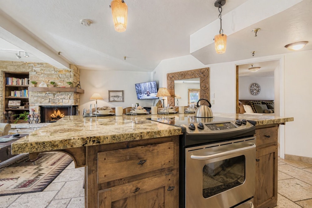 Charming 2br Escape Hot Tub, Bbq & Mountain Comfort 1424 2 Bedroom Condo