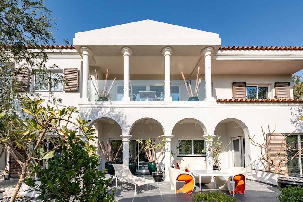 Artsy 4BR DIP Villa w Community Pool Gym