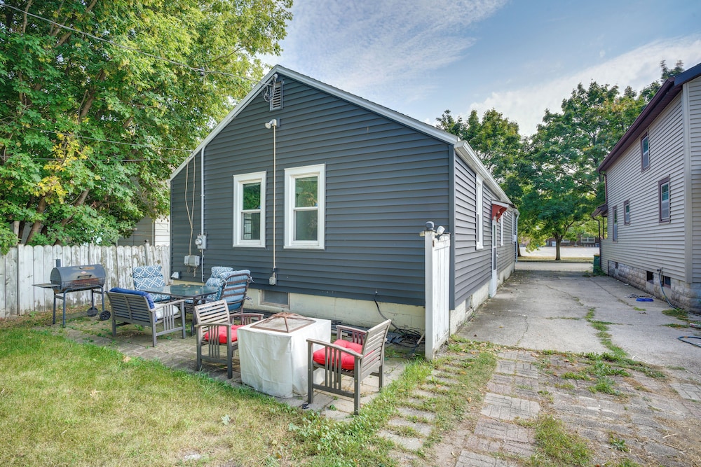 Walk to Main St Fond du Lac: Retreat w/ Yard