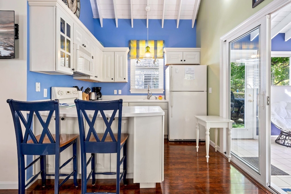 Captains Cottage Sleeps 6!