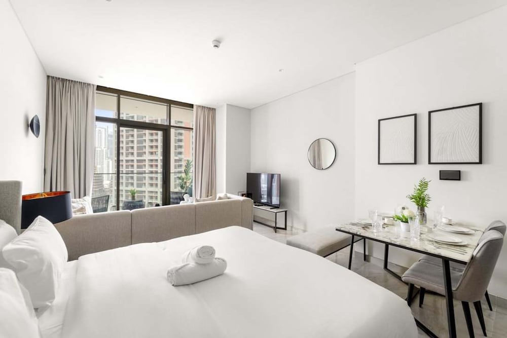 Luxury Living in Peninsula Five With Skyline View and Amazing Pool
