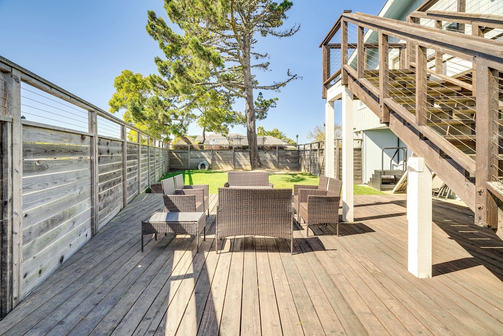 Walk to Poplar Beach: Cozy Coastal Getaway w/ Yard
