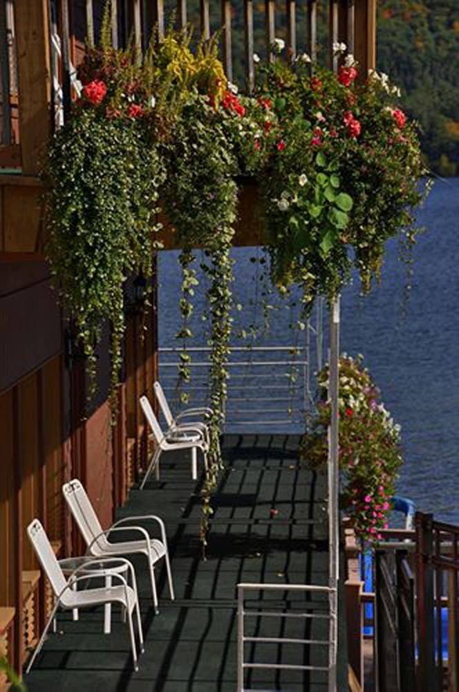 Lake Crest Inn
