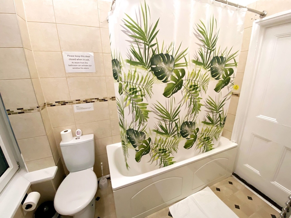 Spacious First-Floor Super King or Twin Studio Apartment with Free Parking