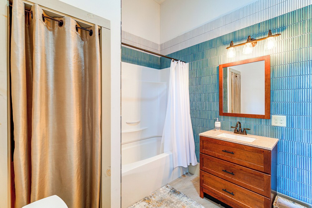 Walkable Wytheville Loft on Main Street!
