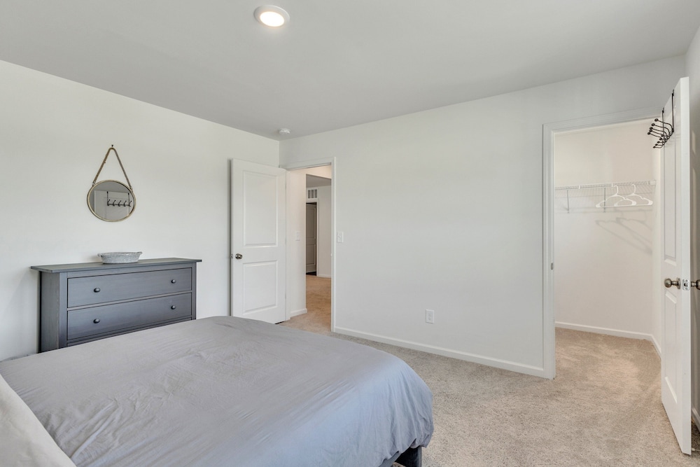 5br Pet Friendly Retreat With Garage Parking 5 Bedroom Home