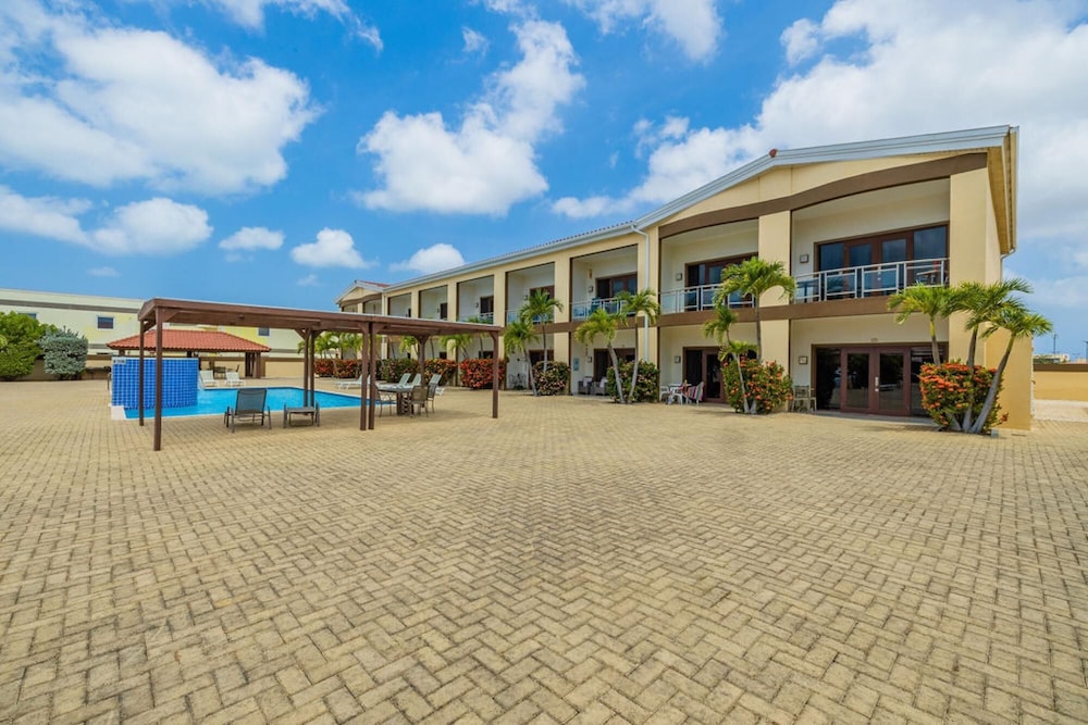 2BR 3min Walk 2 Eagle Beach Pool GYM Parking