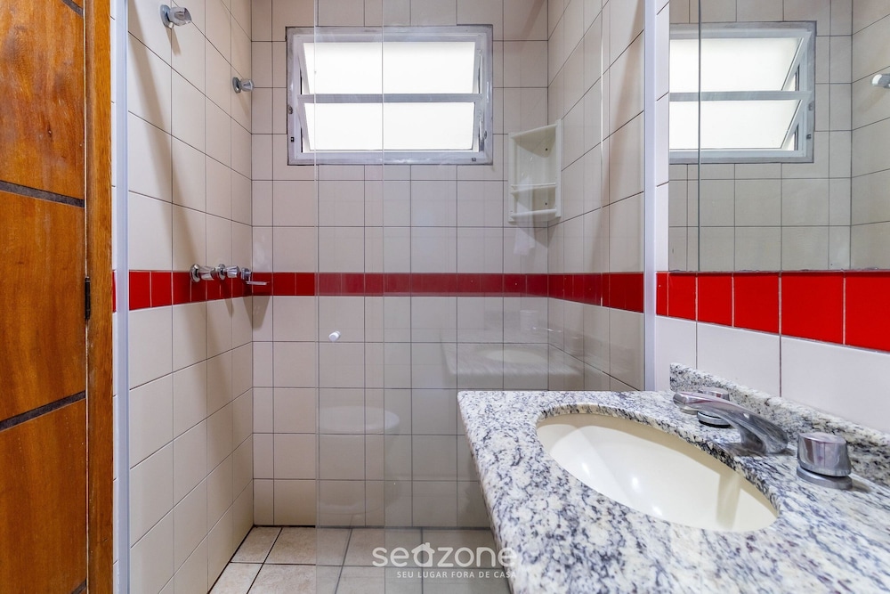 Apt c/ Varanda in Condominio Pe na Areia Iho127