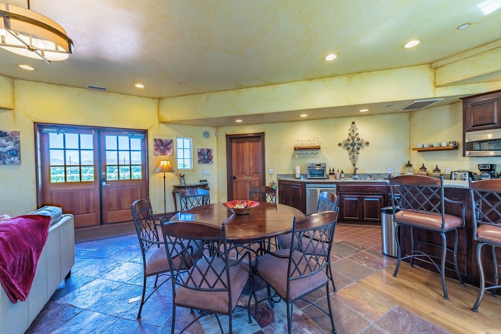 Santellan Inn
