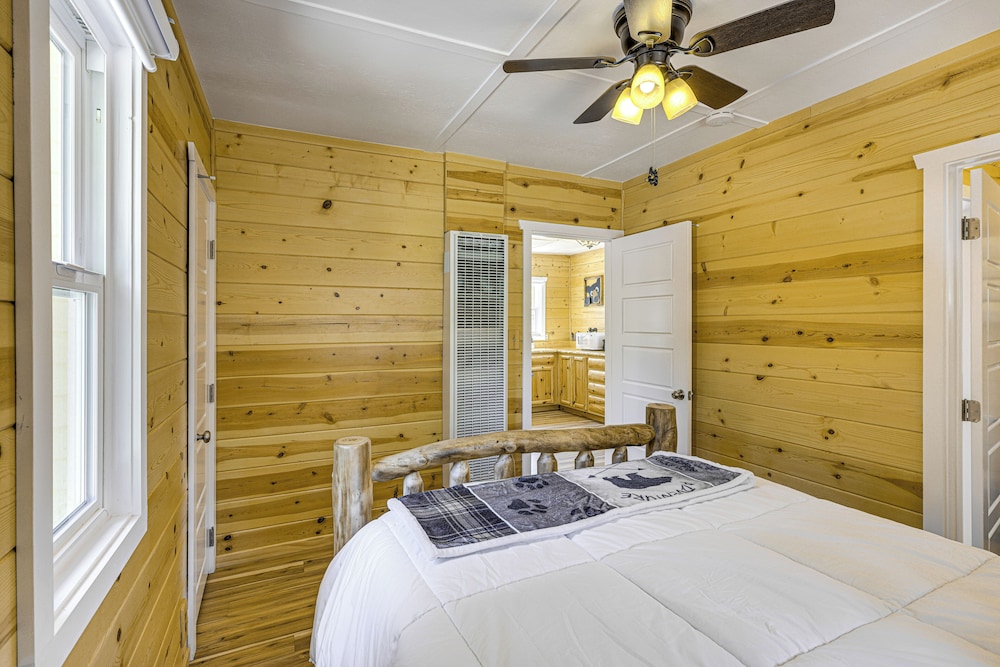 Walk to Water: Cozy Cabin in Green Valley Lake!