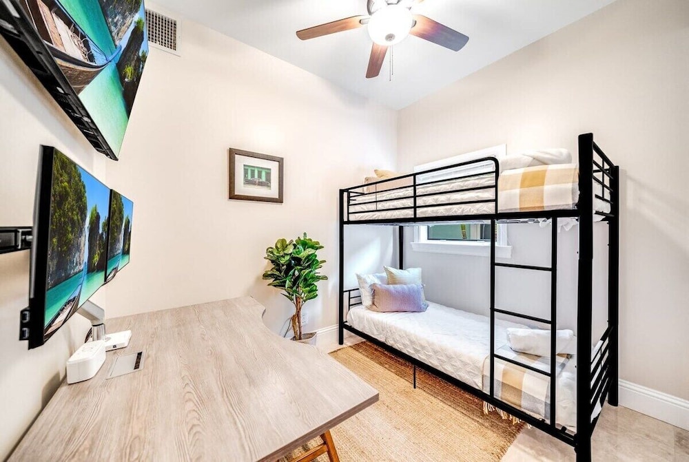 5 Bedroom Luxury Home, Minutes to Las Olas, Shops & Beach