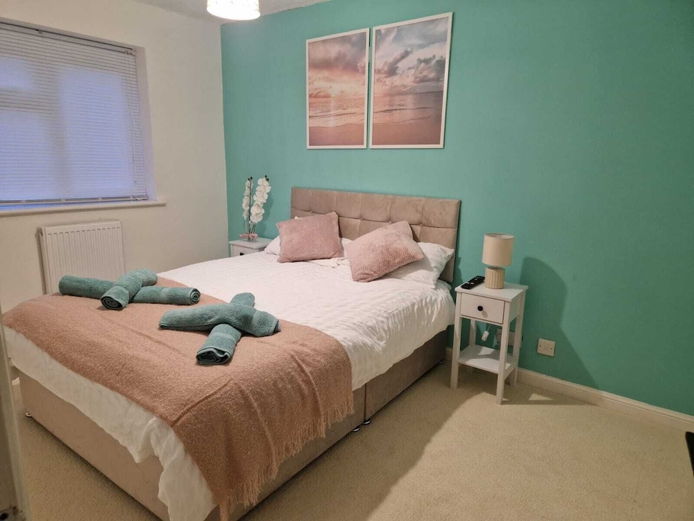 Stunning 3-bed Home Near City Centre, Chic Comfort view 4