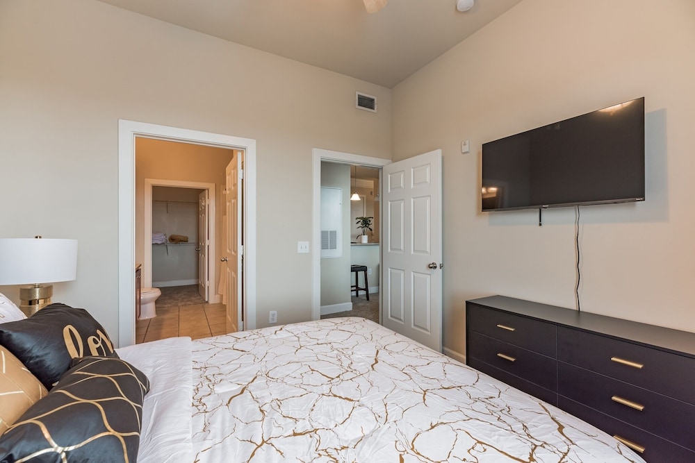 City View & Poolview Apartment With Full Kitchen 2 Bedroom Apts by Redawning - Image 5