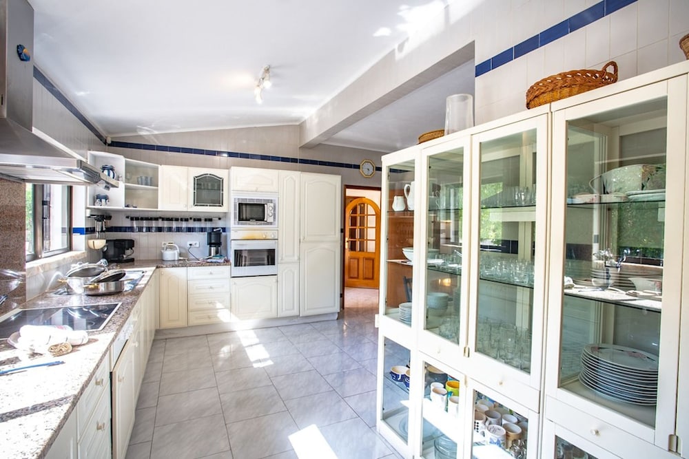 Joana Stunning Villa IS A 10 MIN Walk TO THE BEA