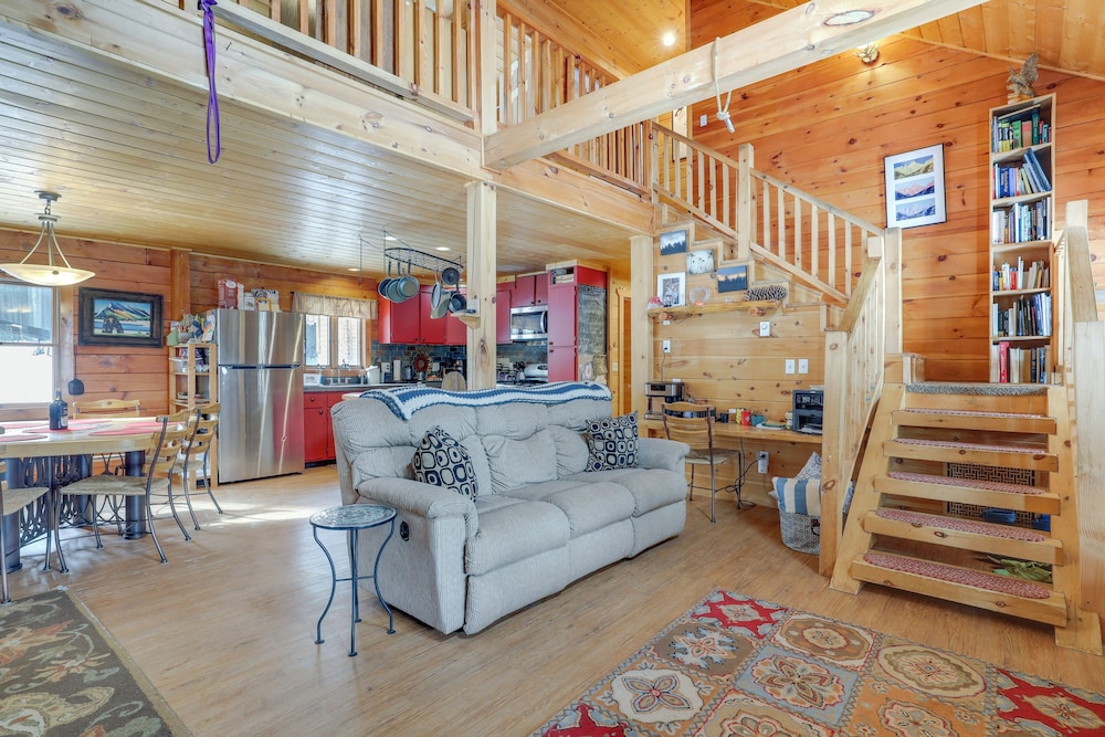 2 Mi to Skiing: Casper Cabin w/ Mtn Views!