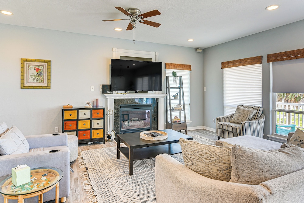Walk to Beach: Home w/ 2 Decks in Galveston!