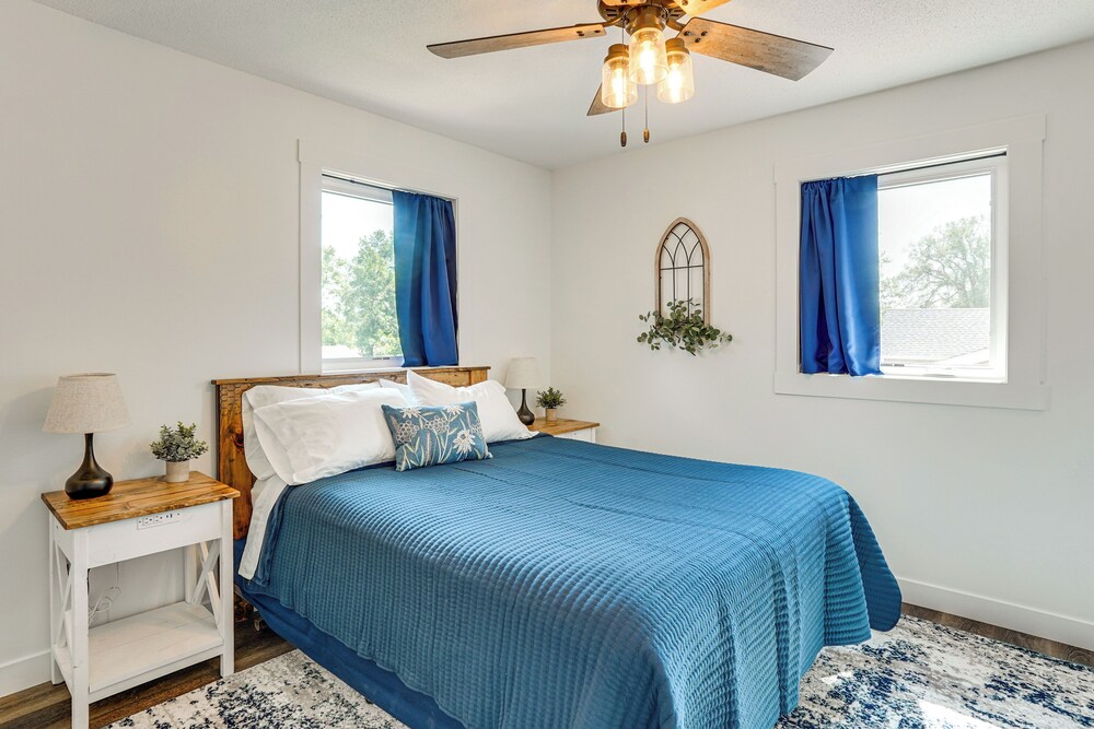 15 Mi to Downtown Sioux Falls: Gem w/ Yard!