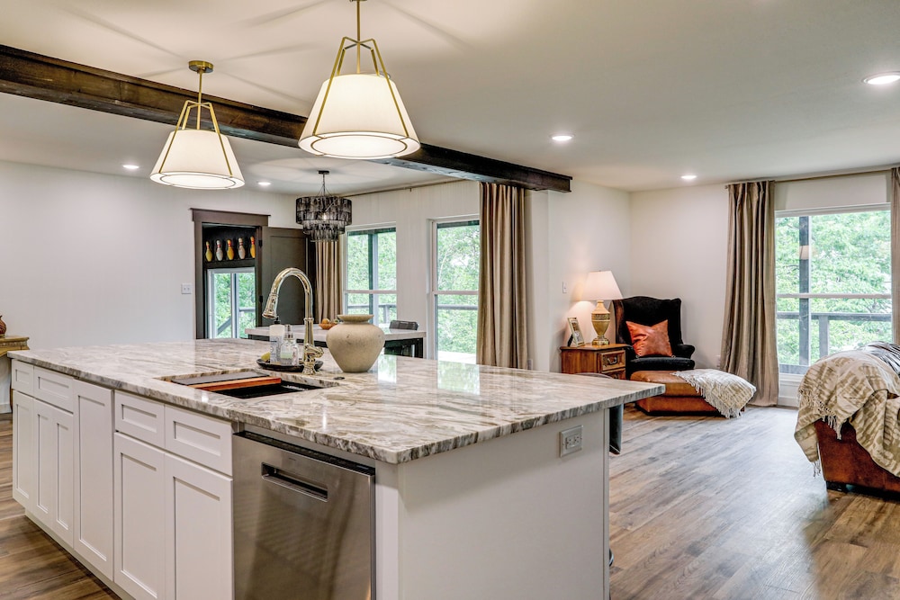 Greers Ferry Lake Retreat: Game Room + Fire Pit!