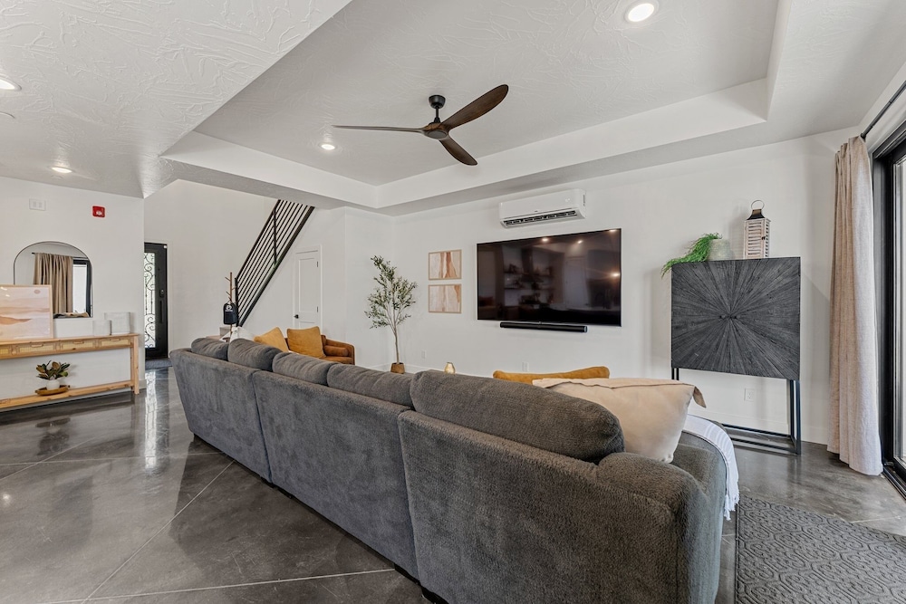 Desert Jewel With Private Gym And Pool 4 Bedroom Townhouse