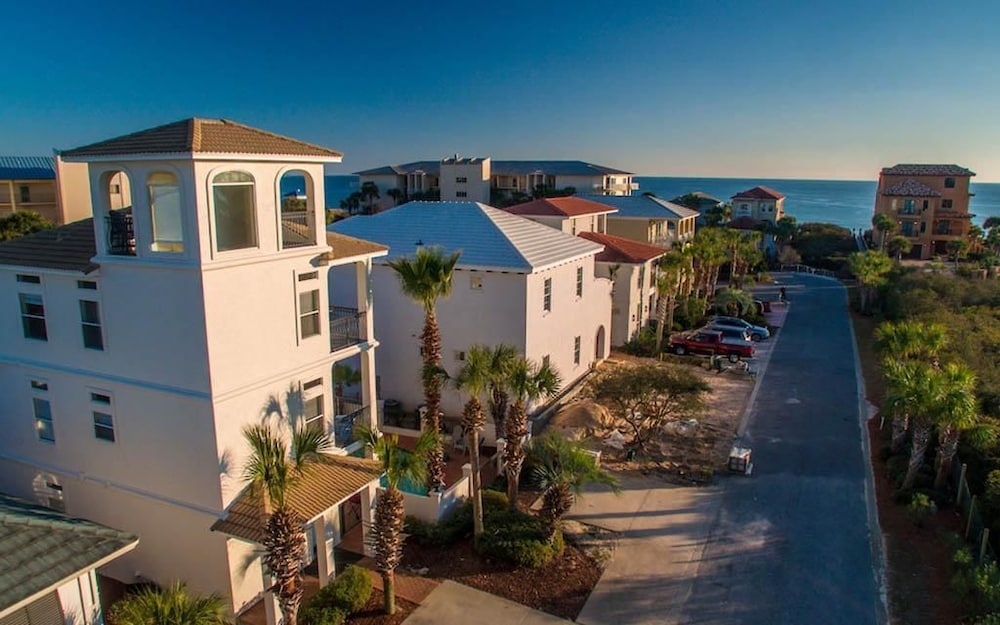 Coastal Vue 5 Bedroom Holiday Home by Five Star Properties