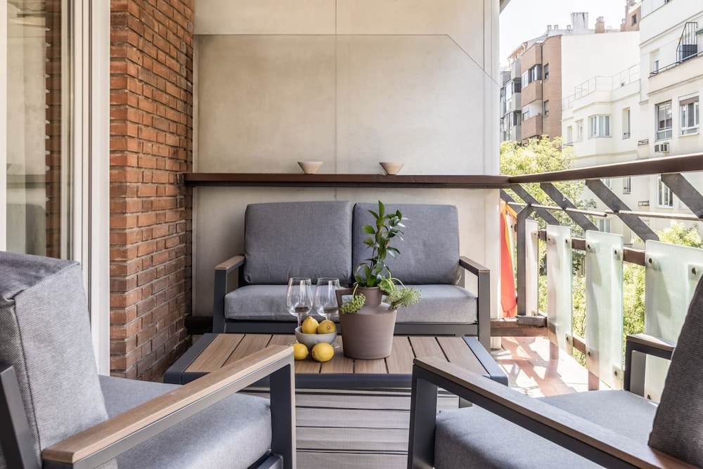 Mondragone - 1 Bedroom and Terrace in Goya