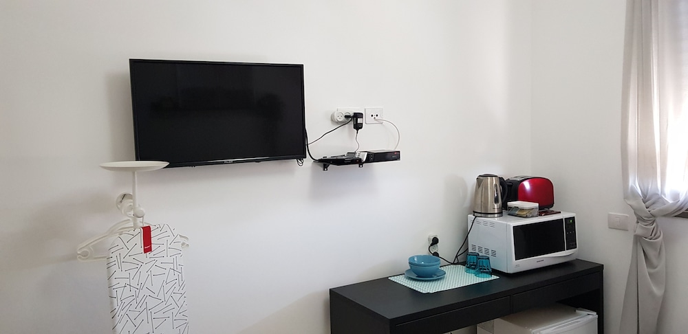 Private Bed and Bathroom in Netanya